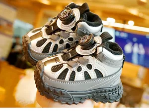 Detail van winter peuterschoenen met warme pluche voering en handig draaisluiting systeem