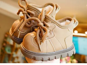 Detail van warme winter babyschoenen met dikke lamswollen voering en antislipzolen