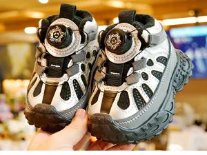 Detail van baby wintersneakers met draaisluiting en warme fleecevoering voor slipweerstand
