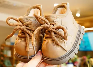 Detail van winterlaarzen voor baby's met dikke fleecevoering en antislip rubberen zolen