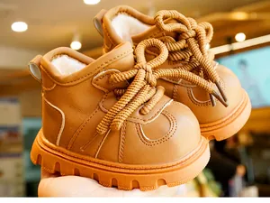 Detailopname van baby winterschoenen met warme fleecevoering en antislip rubberen zolen