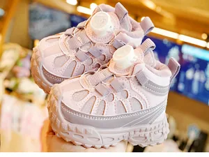 Detail van roze baby winterschoenen met warme fleecevoering en draaisluiting