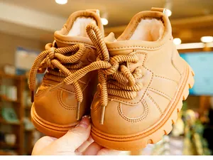 Close-up van winterlaarzen voor baby's met warme pluche voering en antislip rubberen zool