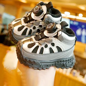 Zilveren winterloopschoenen met warme voering en antislip rubberen zool met draaisluiting
