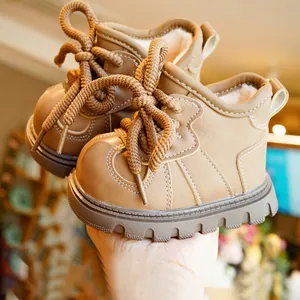 Warme winterlaarzen voor baby's in kaki leer met fleece voering en antislipzolen