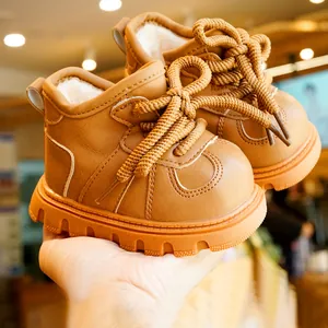 Warme winterlaarzen voor baby's met pluche voering en antislip zachte bruine zool