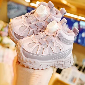 Roze pluche winterloopschoenen voor baby's met draaisluiting en dikke antislipzool