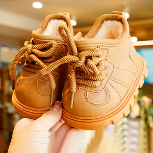 Warme bruine winterlaarzen voor baby's met pluche voering en antislip rubberen zolen