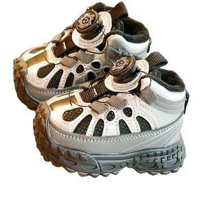 Warme winter babyschoenen met pluche voering en handig draaisluiting systeem