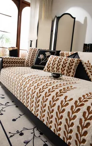 Détail d'un coussin de canapé en polaire sherpa épaisse avec motif jacquard floral texturé