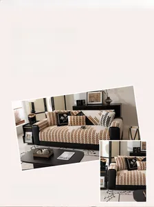 Détail de coussin de canapé crème avec motif de feuilles marron et bordure noire