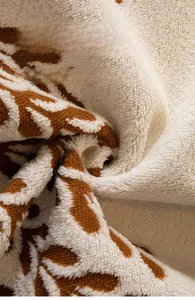 Vue macro du tissu épais de housse de canapé en polaire douce crème et marron