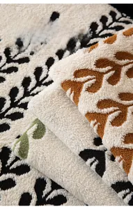 Détail d'une housse de canapé épaisse en velours avec motifs de feuilles