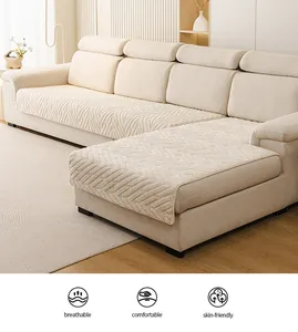 Vue détaillée de housse de canapé en peluche blanc cassé avec texture 3D et tissu doux