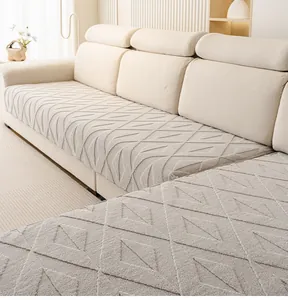 Gros plan sur la housse de canapé en velours crème épais avec motif géométrique 3D