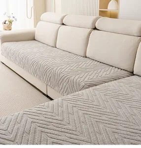 Gros plan de la housse de canapé beige en chenille avec motif chevrons texturé