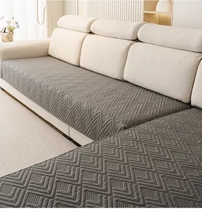 Detail der grauen gesteppten Sofaabdeckung mit geometrischer Textur auf einem Sofa