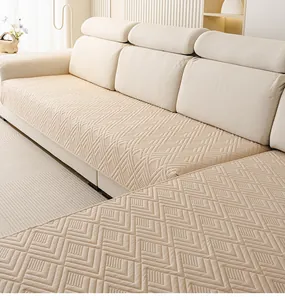 Detailansicht der beige gesteppten Sofabezug mit feiner geometrischer Rautenstickerei