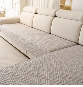 Detail der geometrisch gesteppten Sofaabdeckung in Beige mit rutschfester Textur