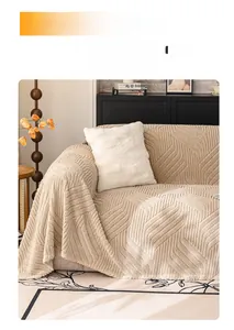 Dettaglio del tessuto beige per divano con motivo a spina di pesce e texture soffice