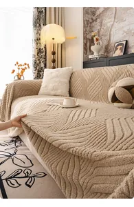 Dettaglio del copridivano in peluche caldo e spesso con trama beige e design 3D morbido