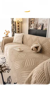 Dettaglio del copridivano in peluche spesso con motivi geometrici in colore beige caldo