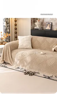 Dettaglio del copridivano in pile beige con trama 3D e bordo rinforzato