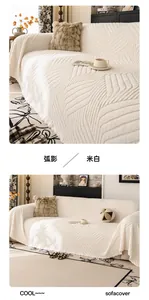Dettaglio copridivano in peluche bianco panna con texture geometrica elegante