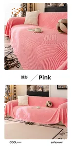 Dettaglio copridivano in peluche rosa Arc Shadow con jacquard e trama morbida