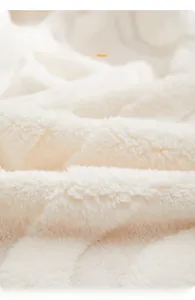 Vista macro del copridivano in velluto bianco spesso con trama 3D e tessuto morbido