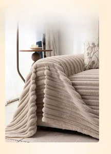 Détail d'une housse de canapé en velours côtelé beige, texture nervurée et drapé doux
