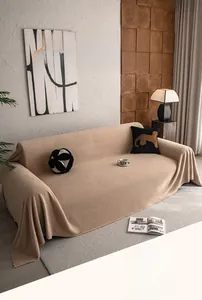 Detail der weichen beige Plüsch-Sofaabdeckung mit Wellenrand in gemütlicher Wohnumgebung