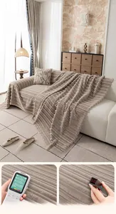 Gros plan sur la housse de canapé en peluche crème avec texture rayée et grande résistance