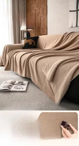 Detail der beigen Plüsch-Sofaabdeckung zeigt Maschinenwaschbarkeit und Öko-Stoffqualität