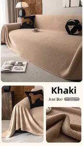 Detail der khakifarbenen Sofaüberwurf aus Ameisensamt mit dicker Stoffstruktur und Falten