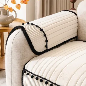 Copridivano spesso in peluche con pieghe verticali e pompon neri stile crema chic