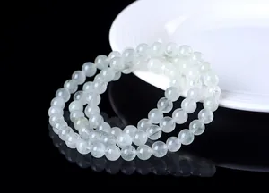 Primer plano de pulsera de triple capa en cuarzo rutilado verde con inclusiones naturales