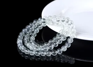 Primer plano de la pulsera de cuarzo rutilado verde natural con triple vuelta de cuentas