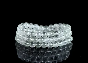 Primer plano de pulsera de cuarzo rutilado verde natural con cuentas de cristal claro