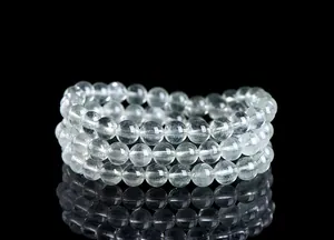 Primer plano de pulsera de cuarzo rutilado verde natural con cuentas de triple vuelta
