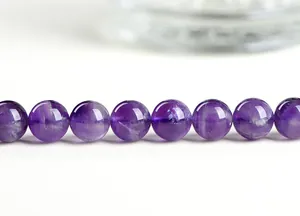 Macro di perle di ametista viola con texture naturali e una finitura lucida pregiata