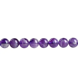 Perle tonde in ametista naturale con venature interne su sfondo bianco