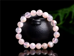 Macro des perles d'agate fleur de cerisier rose montrant les motifs naturels et la texture