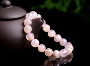 Gros plan sur des perles naturelles en agate fleur de cerisier aux textures uniques