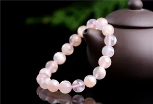 Vue macro de perles en agate fleur de cerisier naturelle avec texture rose translucide