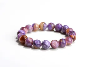 Vue détaillée du bracelet en perles de charoïte naturelle aux textures violettes uniques