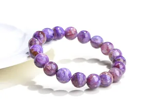 Gros plan d'un bracelet en charoïte naturelle montrant son éclat soyeux violet