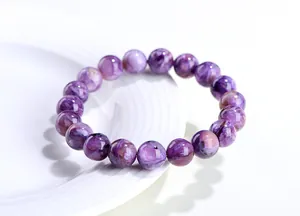 Détail d'un bracelet en pierre naturelle charoite avec motifs violets tourbillonnants