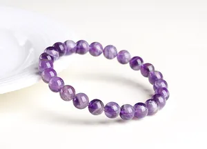 Détail de perles d'améthyste naturelle avec textures craquelées et dégradés de violet