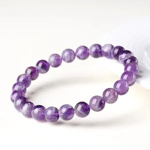 Bracelet en améthyste naturelle avec perles de cristal violet sur un plateau en céramique